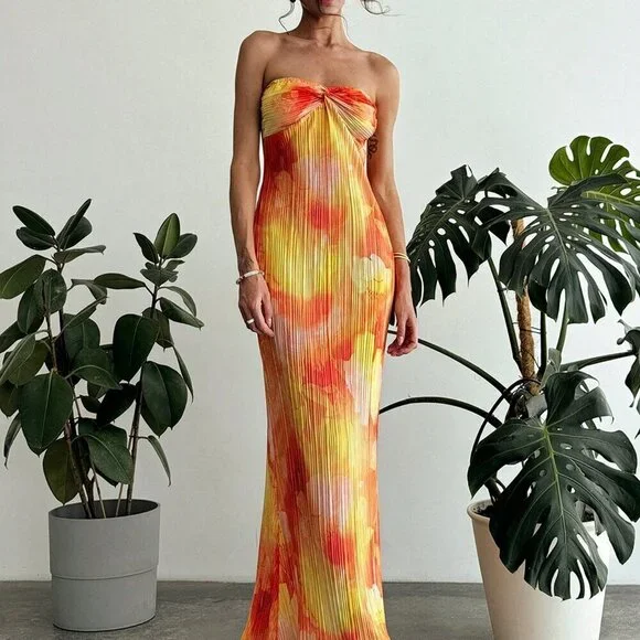 Multicolor Romantic Women's Strapless Fitted Knee-Length Pleated Dress - Picture 4 of 9